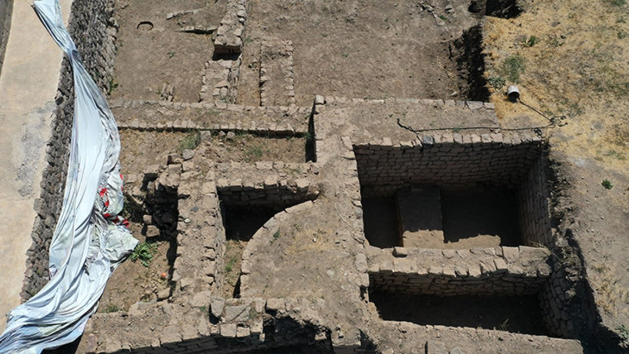 Bitlis Kalesi'ndeki kazılarda konut kalıntıları ortaya çıkarıldı