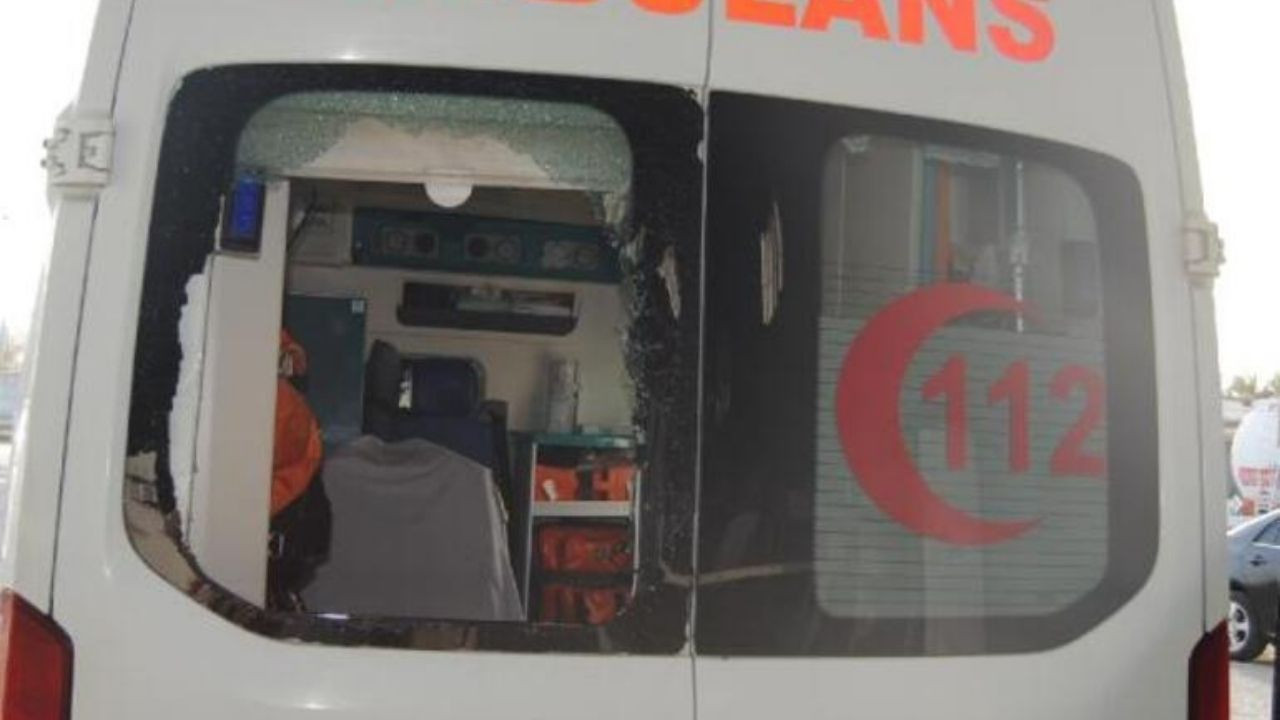 Diyarbakır’da hasta taşıyan ambulansa taşlı saldırı