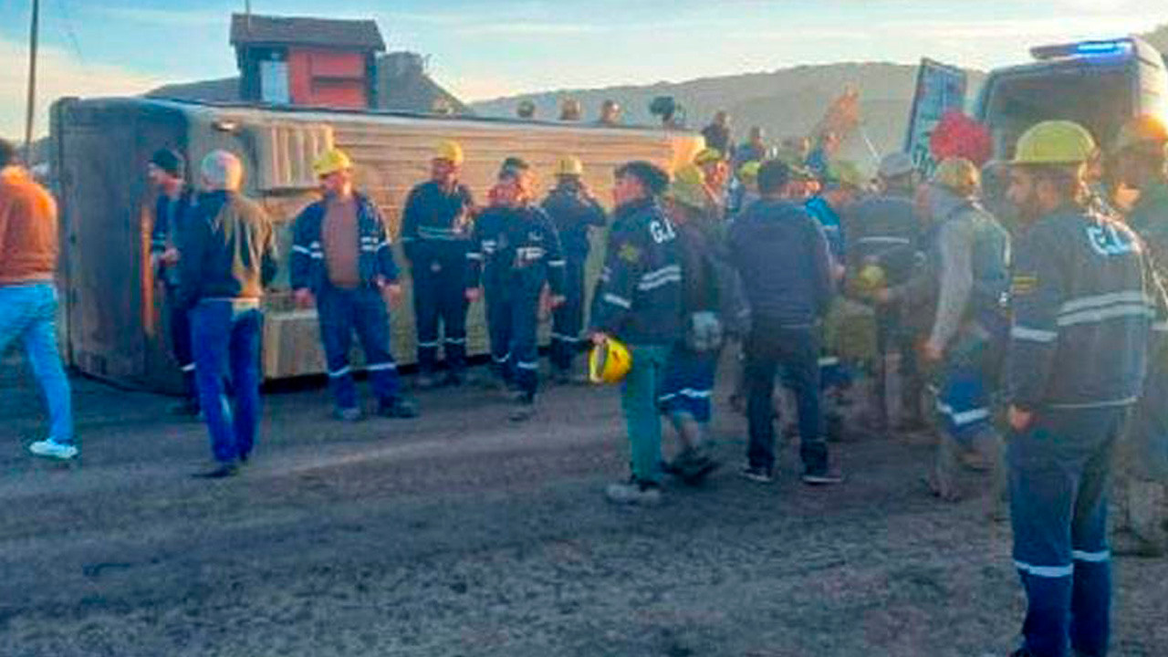 Madencileri taşıyan servis midibüsü devrildi: 11 yaralı