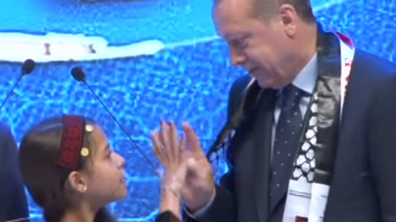 Zafer işareti yapan Filistinli çocuğa Rabia işareti yaptırdı