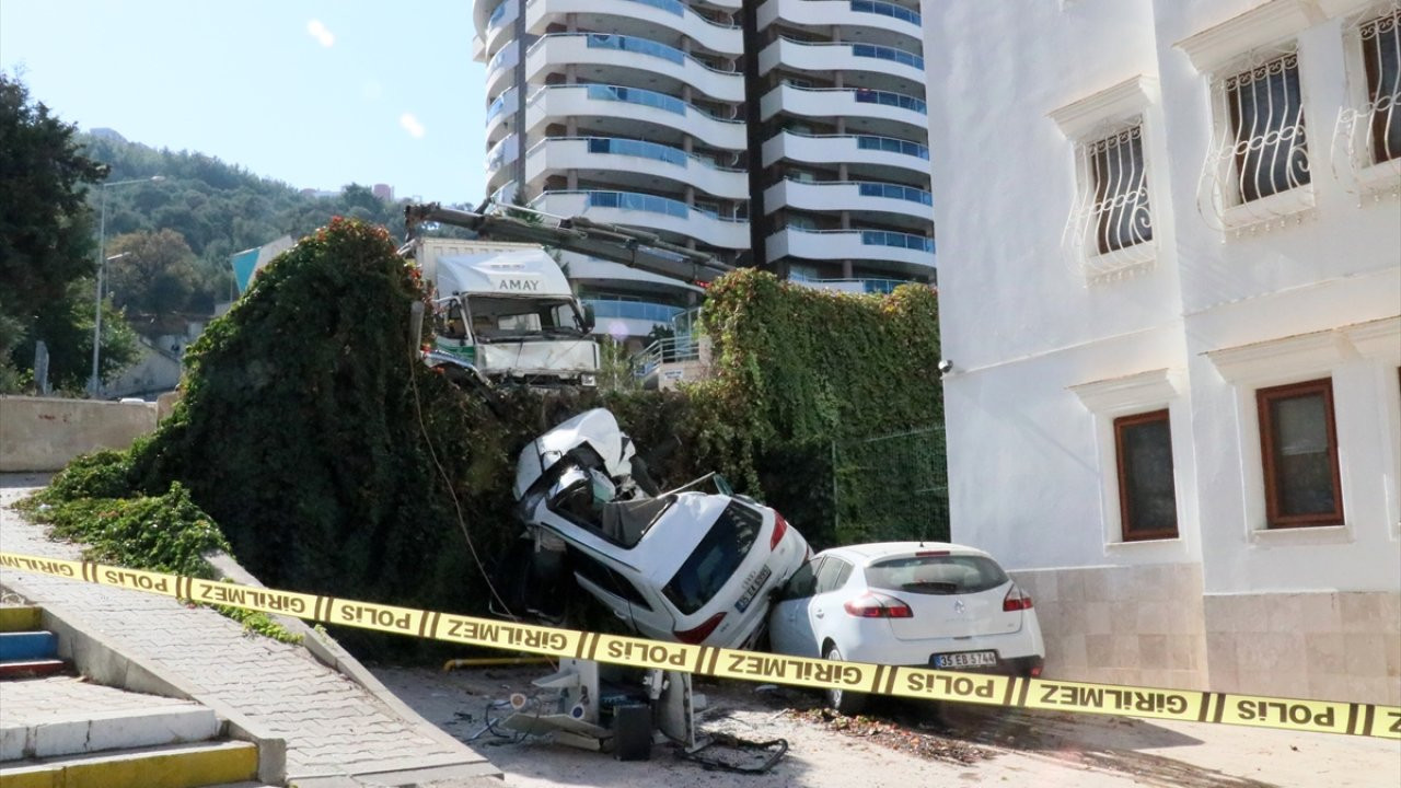 Kamyonun sürükleyip, bahçeye düşürdüğü otomobilin sürücüsü öldü