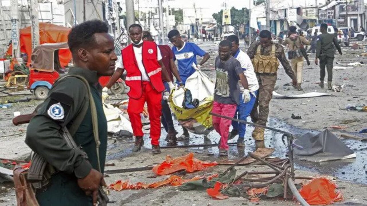 Somali'de Eğitim Bakanlığı'na bomba yüklü araçlarla saldırı