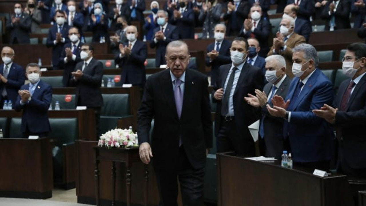 CHP'den sonra AKP'den de parti teşkilatlarına istifa genelgesi