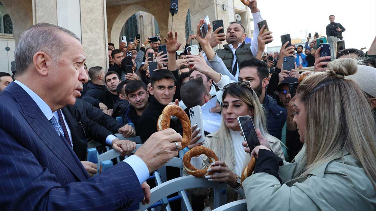 Erdoğan, Taksim'de simit dağıttı