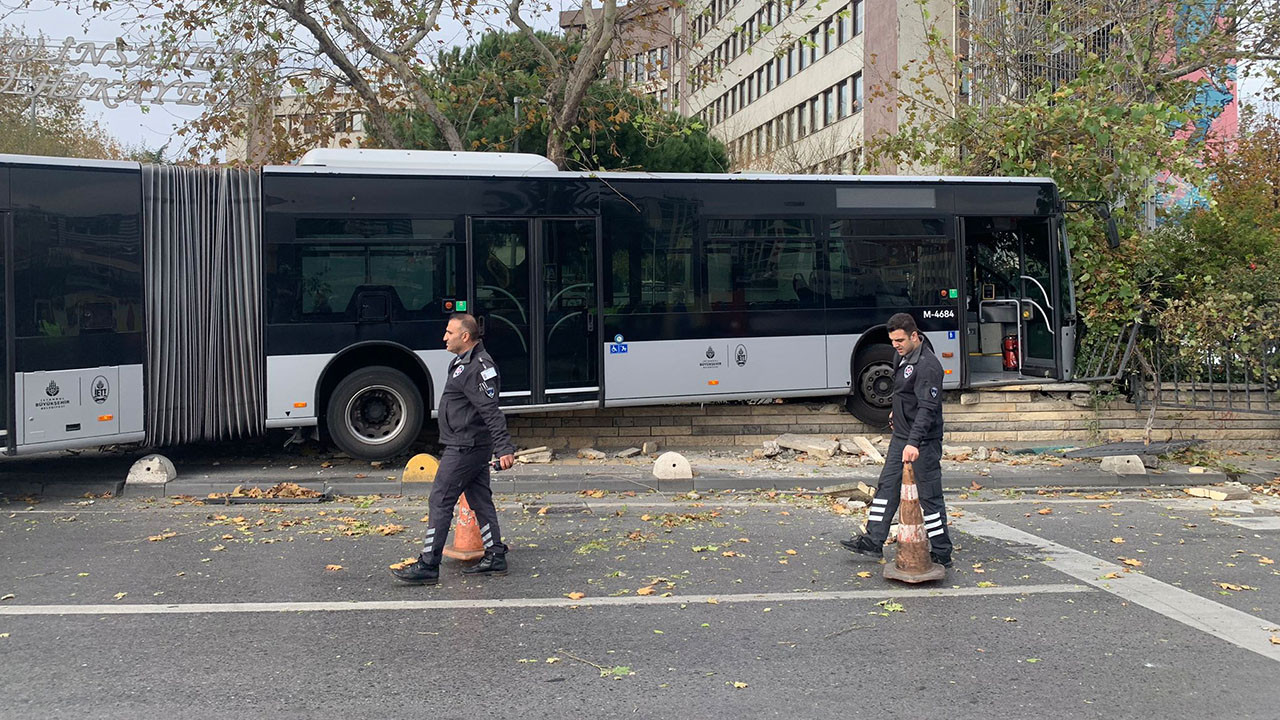 Kadıköy'de belediyenin bahçe duvarına çarpıp asılı kalan metrobüs çekildi