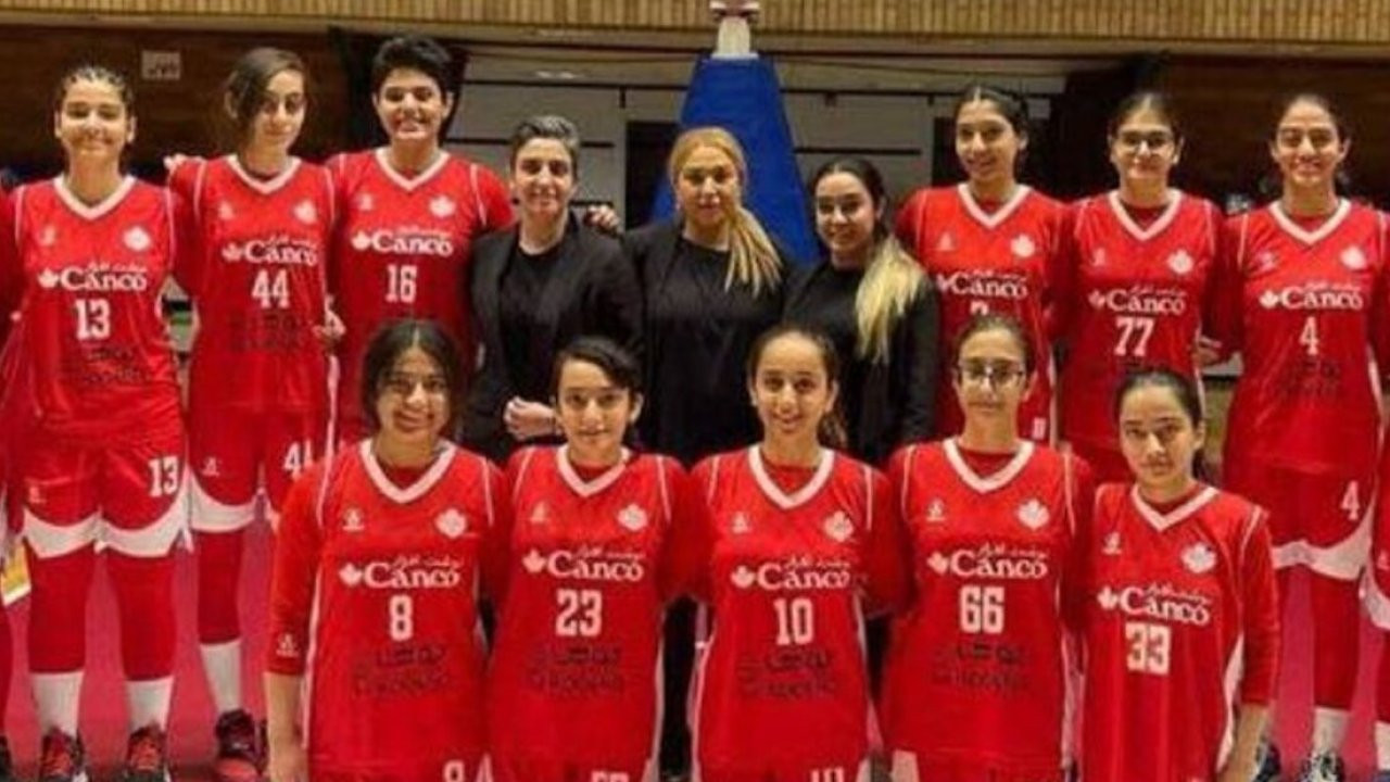 İranlı kadın basketbol takımı Canco Canada başörtüsüz poz verdi