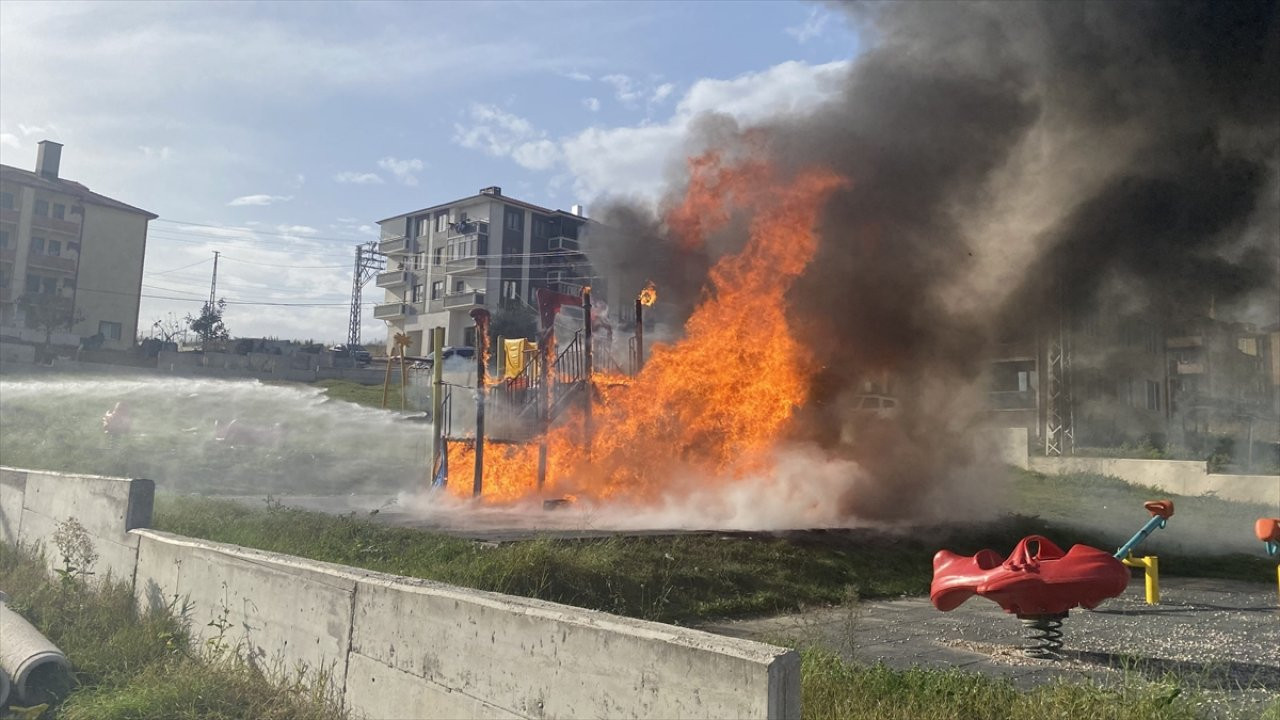 Sprey boya kutuları patladı, çocuk parkı yandı