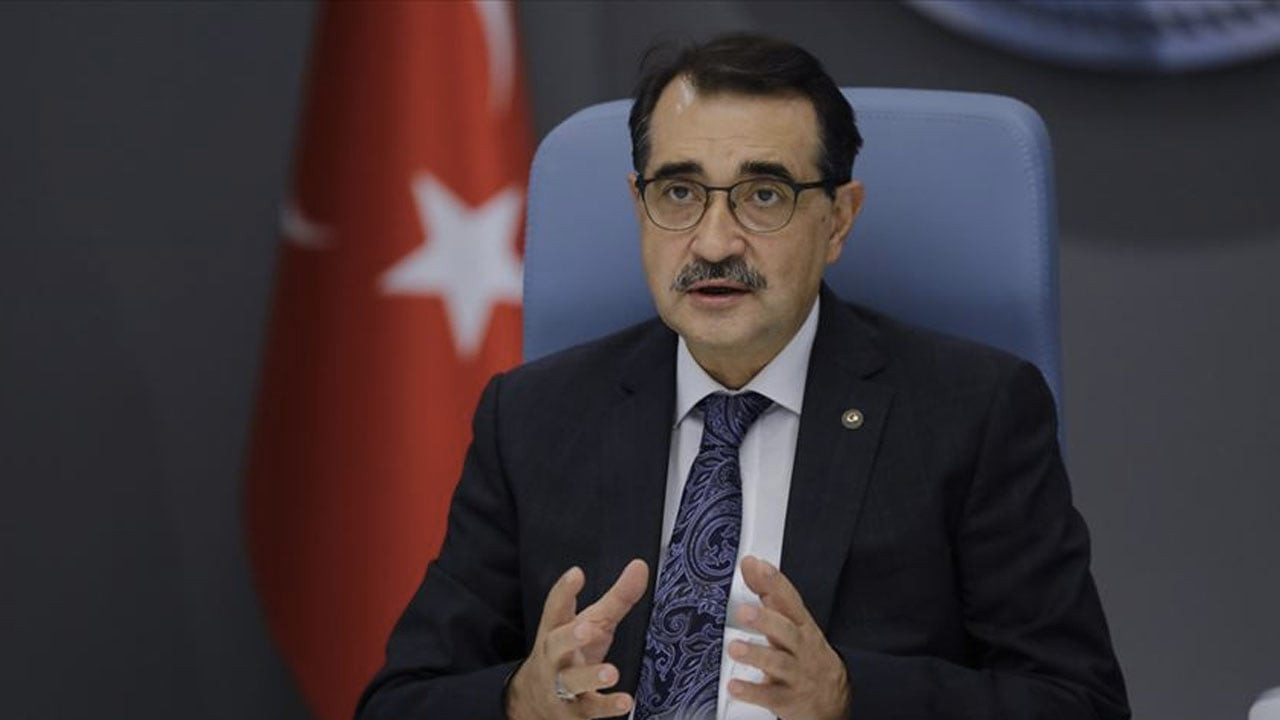 Bakan Dönmez: Güvenlik önlemleri ve hasar nedeniyle elektriği kesilen bölgeleri kontrollü olarak enerjilendiriyoruz