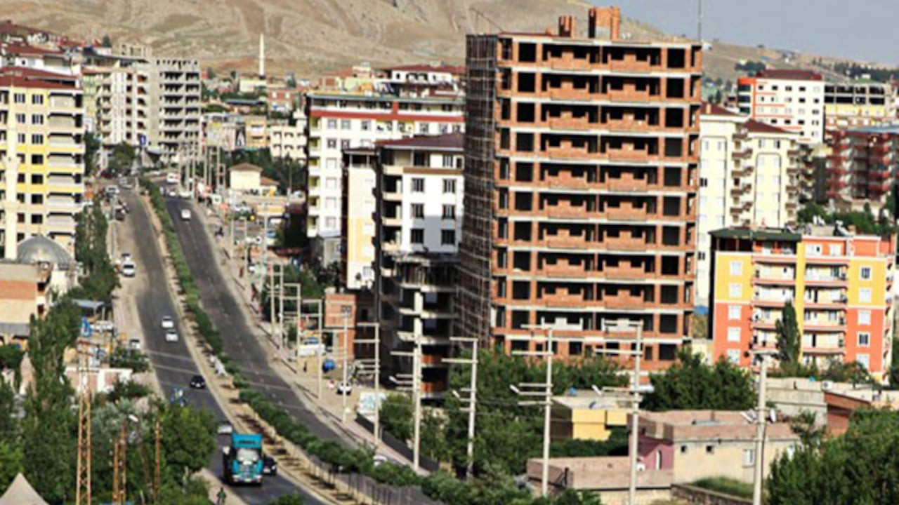 Diyarbakır'da polis rüzgarı hesaplayamadı, bir ilçe gaza boğuldu