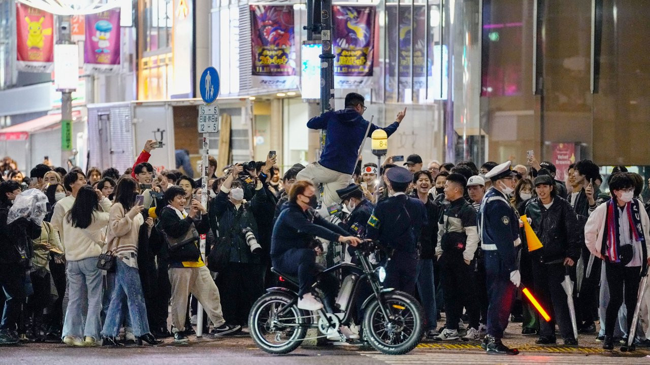 Japonların Dünya Kupası kutlaması viral oldu: Kırmızı ışıkta eğlenip, yeşilde araçlara yol verdiler