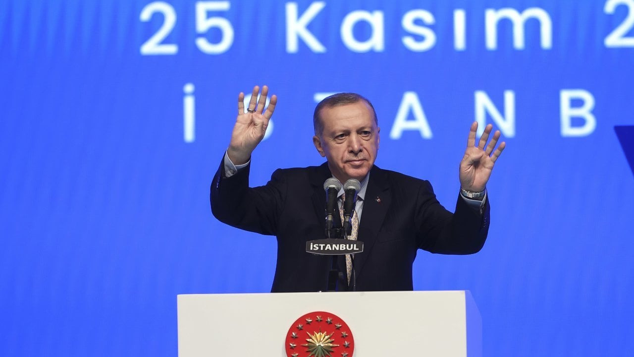 Erdoğan 25 Kasım etkinliğinde oy istedi: Yavrumuzun kanını sandıkta da bırakmayalım