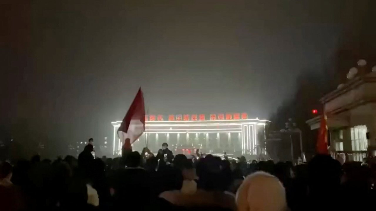 Çin'in Sincan bölgesinde Covid-19 kısıtlamalarına protesto