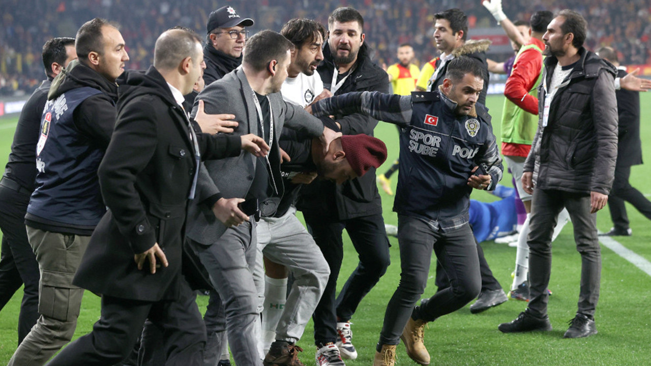 Taraftar futbolcuyu yaraladı, İzmir derbisi yarıda kaldı