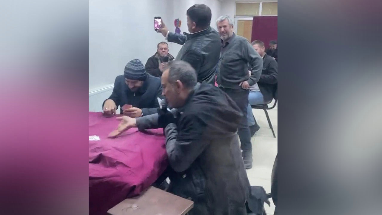 Haluk Levent konser verirken kahvehaneye girdi: Hem şarkı söyledi hem de kağıt oynadı