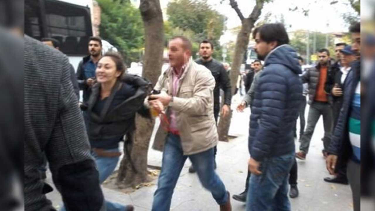 Gazeteci Beyza Kural’a ters kelepçe yapan polislere sadece para cezası