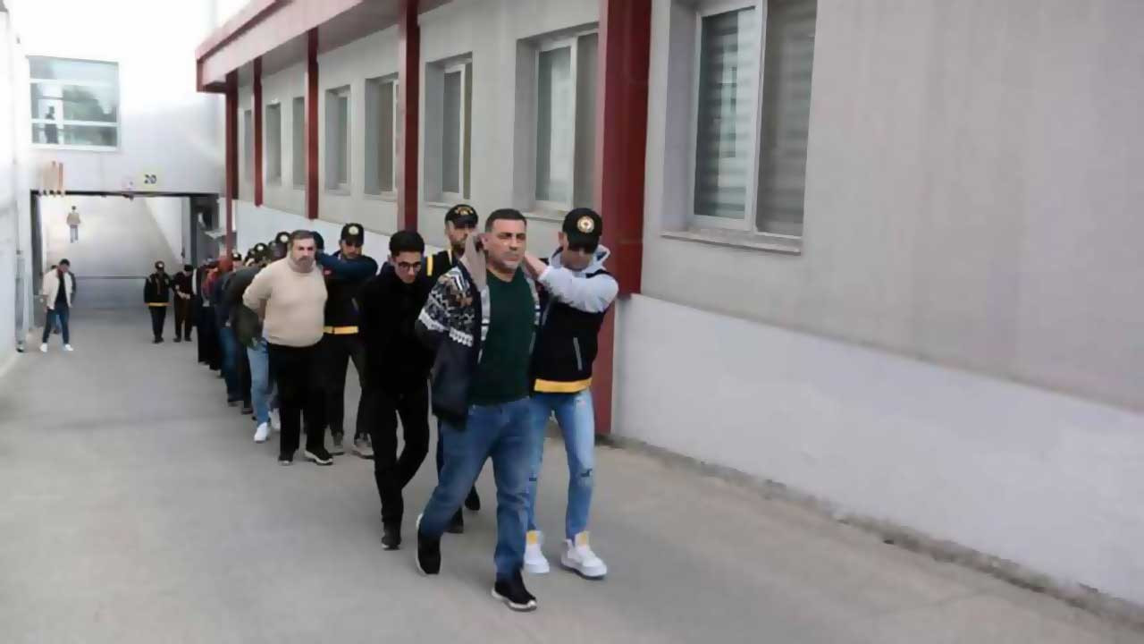 Kendilerini yaraladığını iddia ettikleri genci işkenceyle öldürdüler