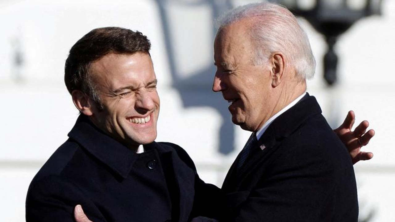 Biden, 42 saniye boyunca Macron ile tokalaşınca viral oldu