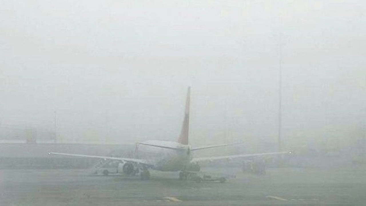 İzmir'de hava ulaşımına sis engeli: Bazı seferler iptal edildi