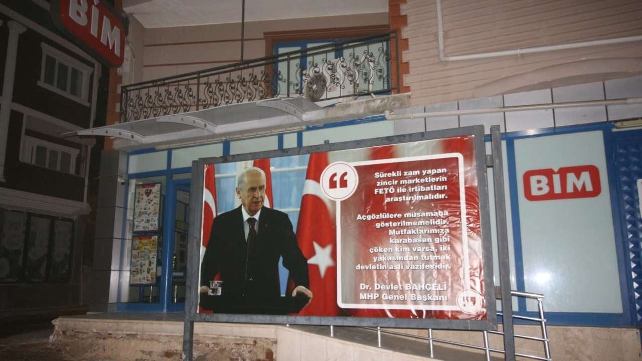 MHP'li belediye BİM'in önüne Bahçeli'nin FETÖ suçlamasını yerleştirdi