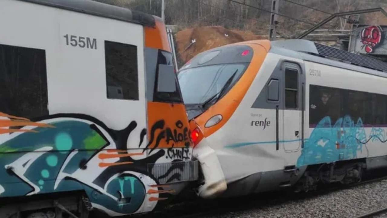 Barcelona'da tren kazası: 155 kişi yaralandı