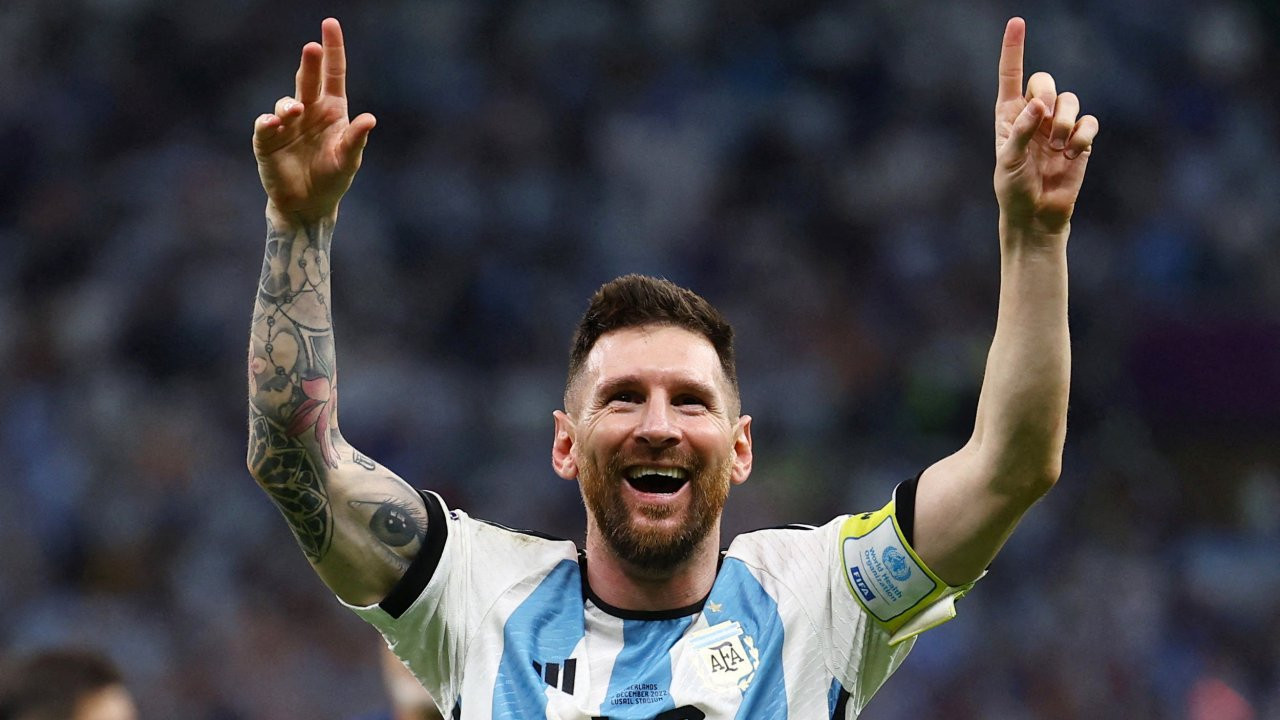 Arjantinli futbolcu Messi, milli formayı giymeye devam edecek