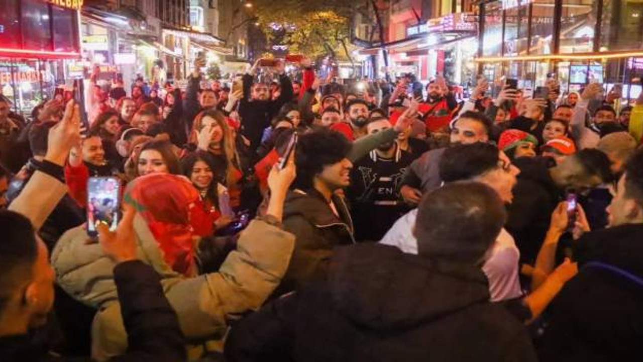 Faslılar Dünya Kupası yarı finalini Taksim'de kutluyor