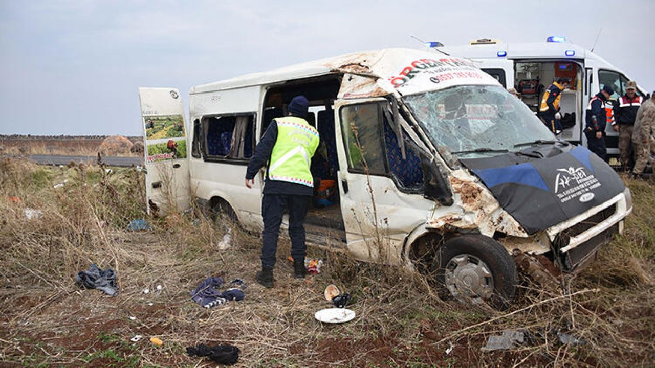 Urfa'da tarım işçilerini taşıyan minibüs devrildi: 23 yaralı