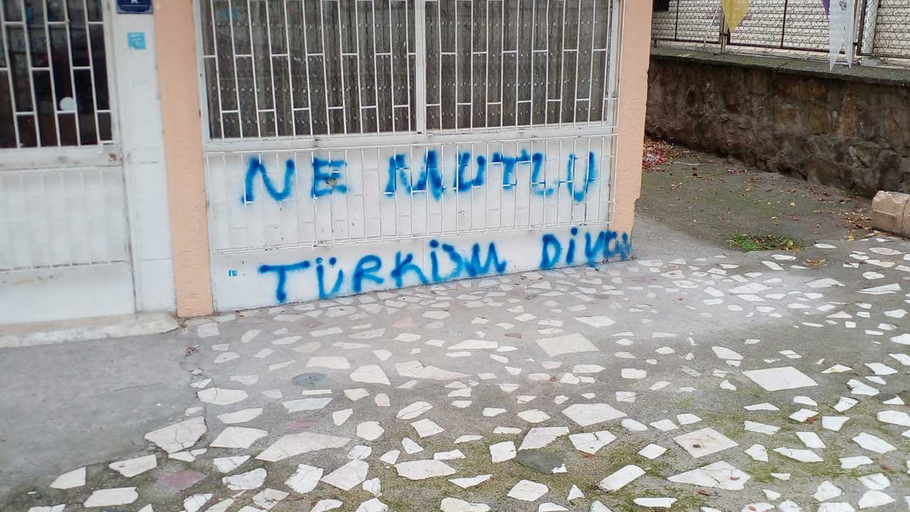 Keçiören’de HDP binasına 'Ne mutlu Türküm diyene' yazıldı