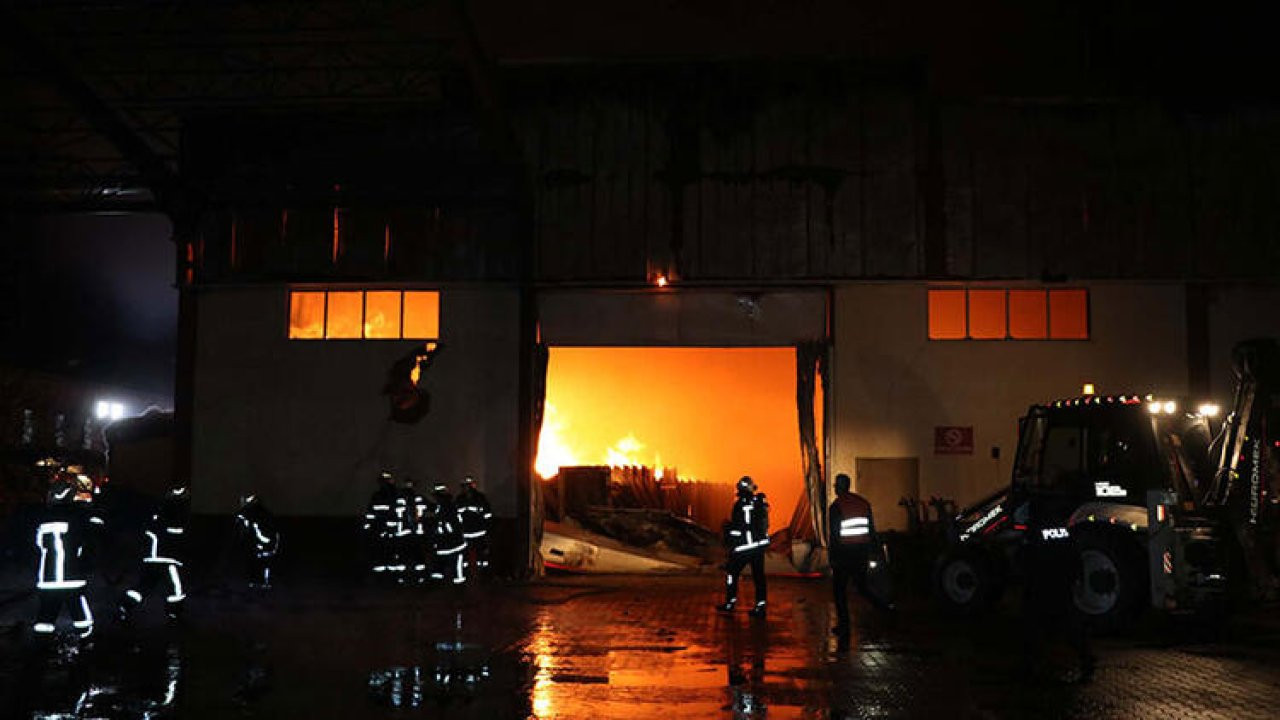 Kayseri'de çelik kapı fabrikasında yangın