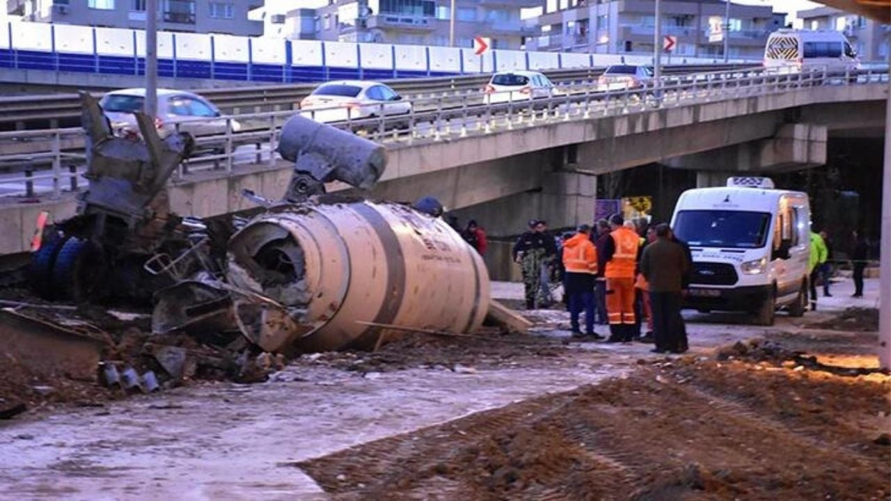 Viyadükten düşen beton mikserinin sürücüsü öldü