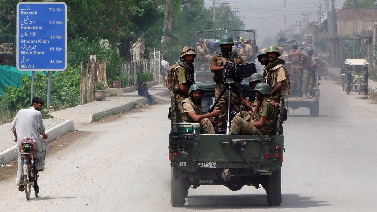 Pakistan Talibanı'nın iki gündür alıkoyduğu rehineler kurtarıldı