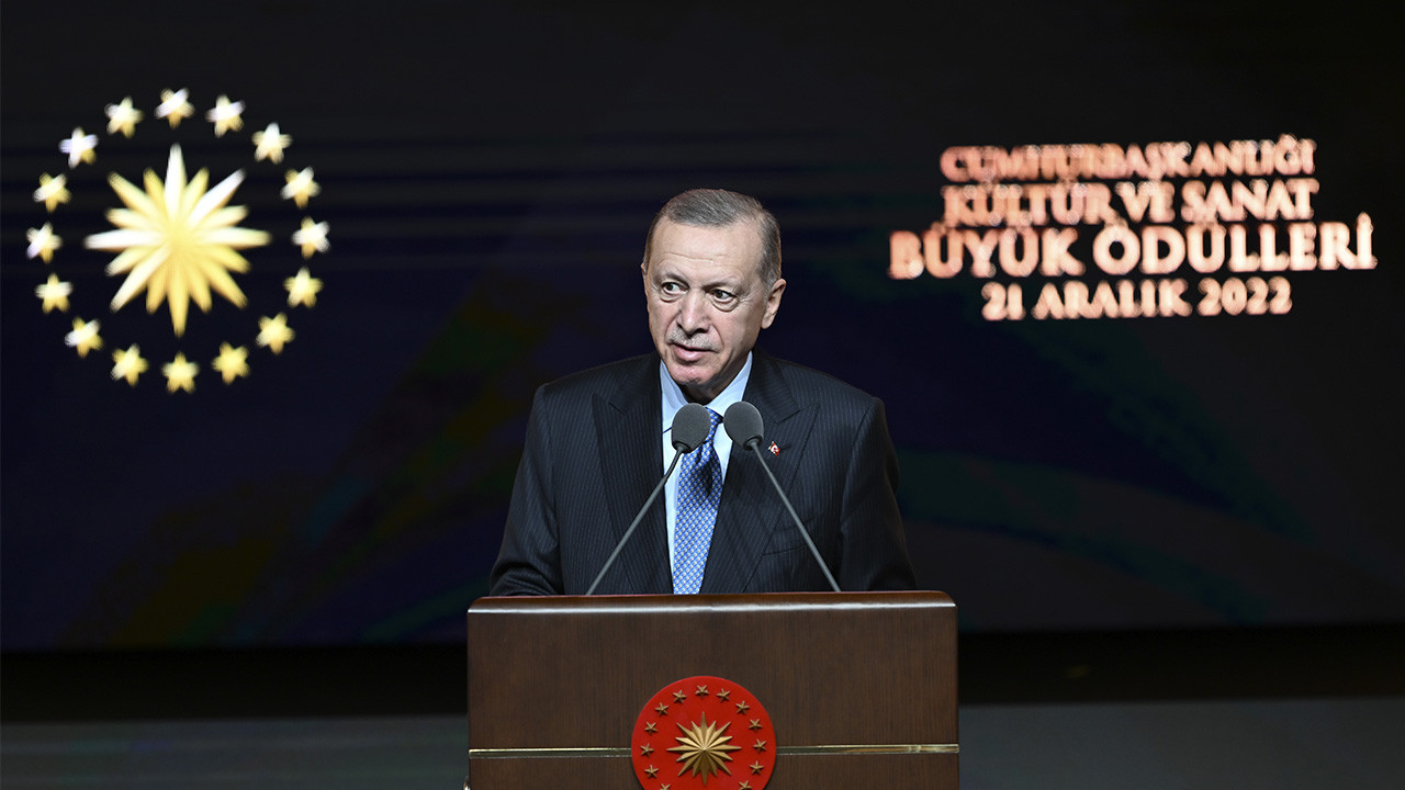 Erdoğan Nazım Hikmet'i andı: 'Görevde olduğumuz sürece kimse Türkiye'yi eski baskıcı, yasakçı günlerine döndüremeyecektir'