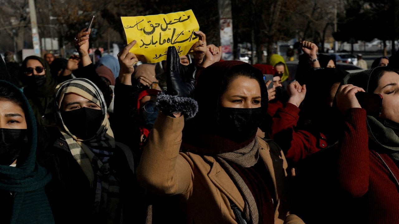 Taliban'ın üniversite yasağını protesto eden kadın öğrencilerden beşi tutuklandı