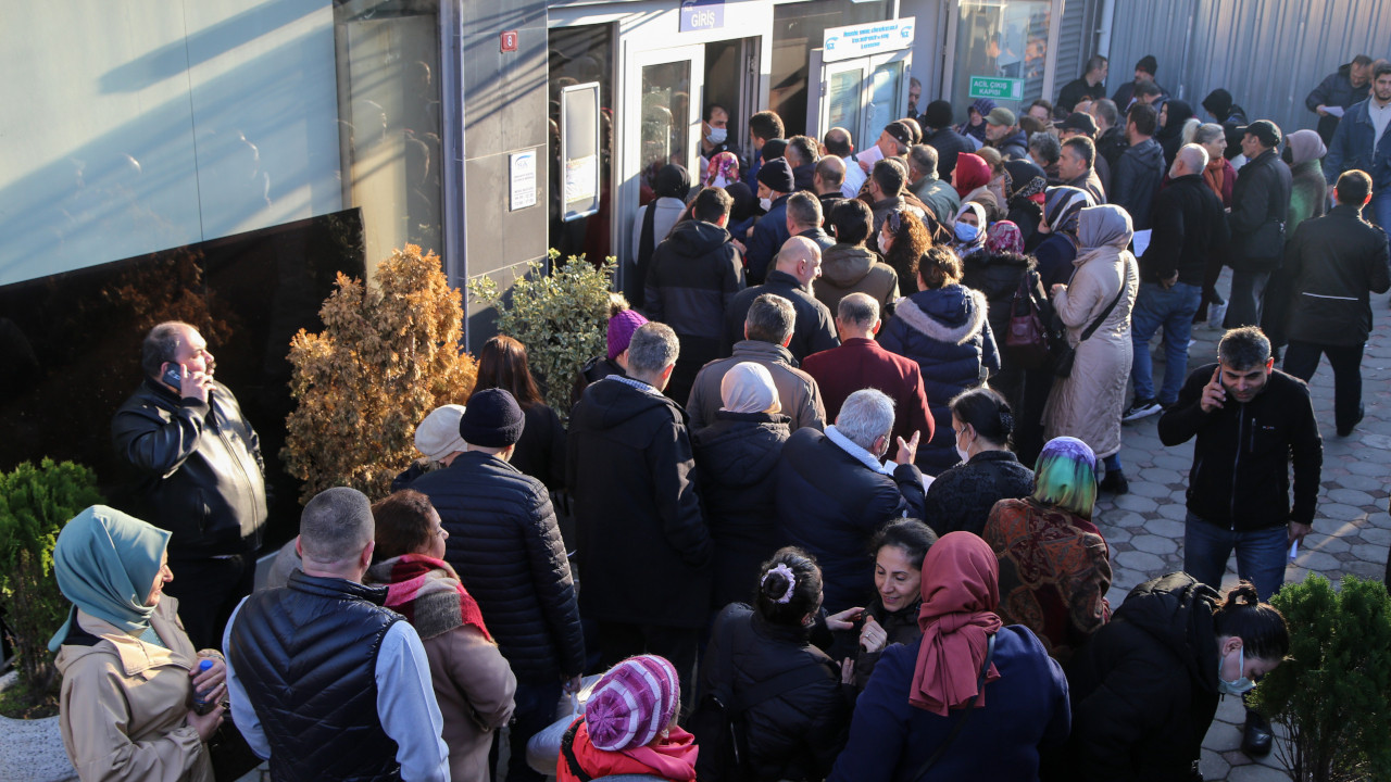 EYT açıklaması sonrası SGK'de uzun kuyruklar: Prim borçlanması telaşı yaşanıyor