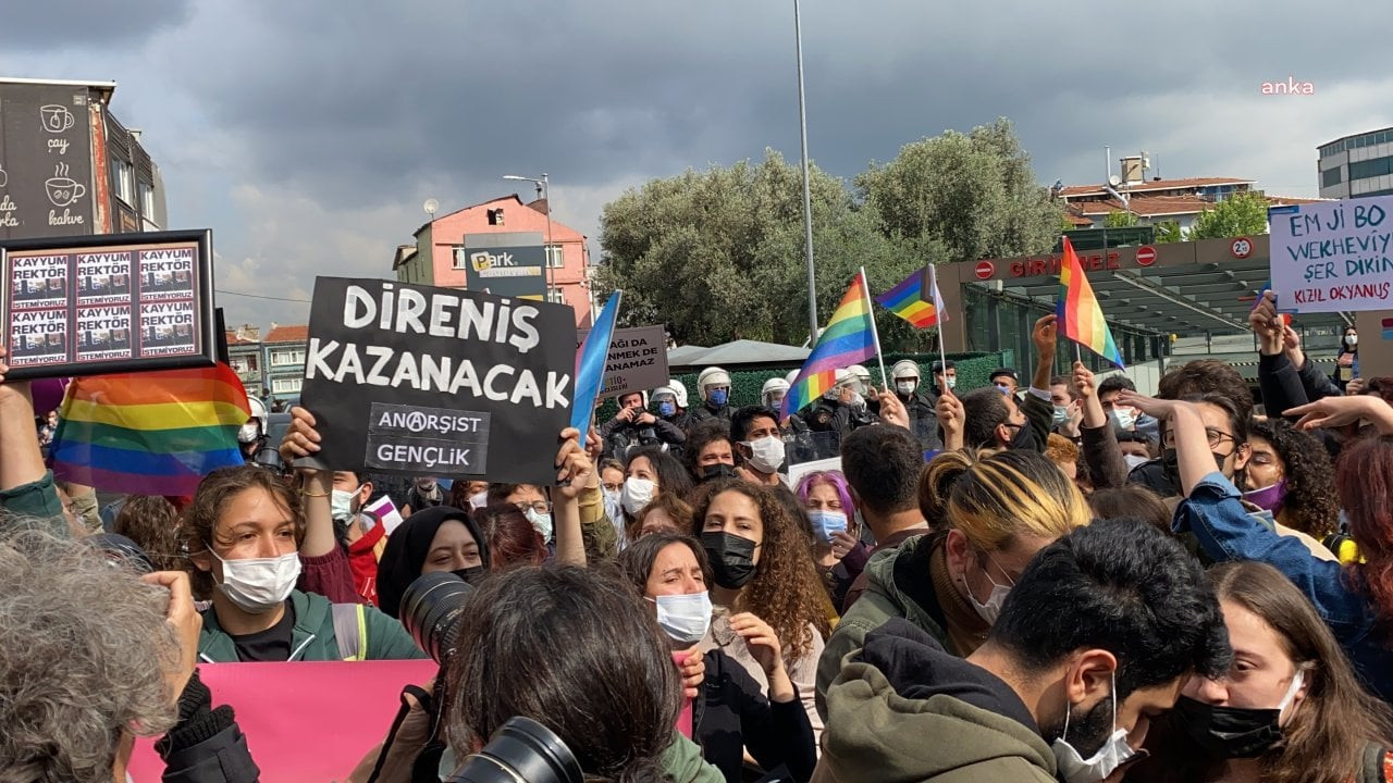 Boğaziçi'nde 'LGBTİ bayrakları' davasında öğrencilere beraat