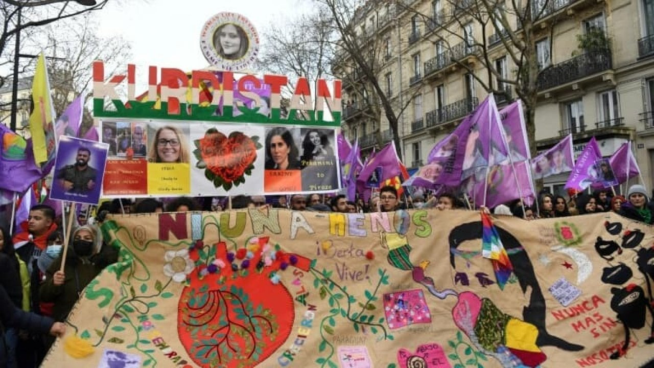 Paris'te binlerce Kürt 10 yıl önceki katliamın yıldönümünde yürüdü