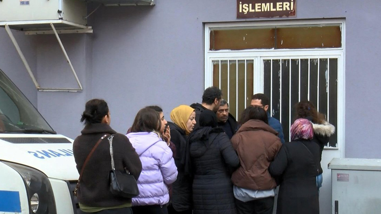 Üç yolcunun darp ettiği taksici öldü
