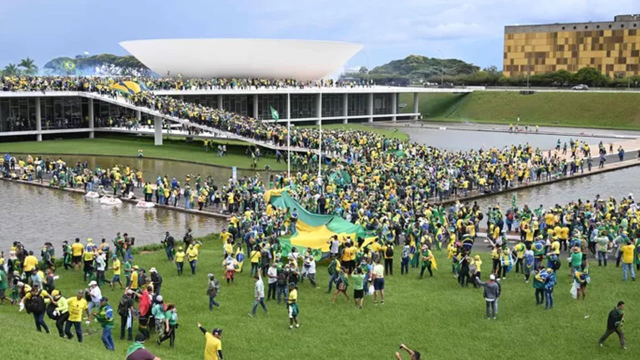 Brezilya'da Bolsonaro destekçileri Kongre'yi bastı