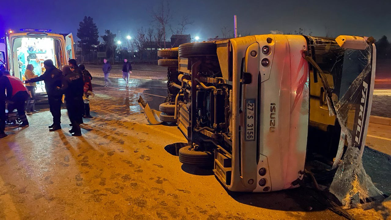 Antep'te otomobille çarpışan işçi servisi devrildi: İkisi ağır 10 yaralı