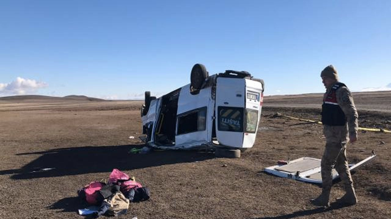 Kars'ta öğrenci servisi devrildi: Bir ölü, 14 yaralı