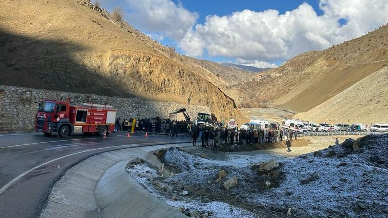 Siirt'te buzlu yol kazası: 12 yaralı