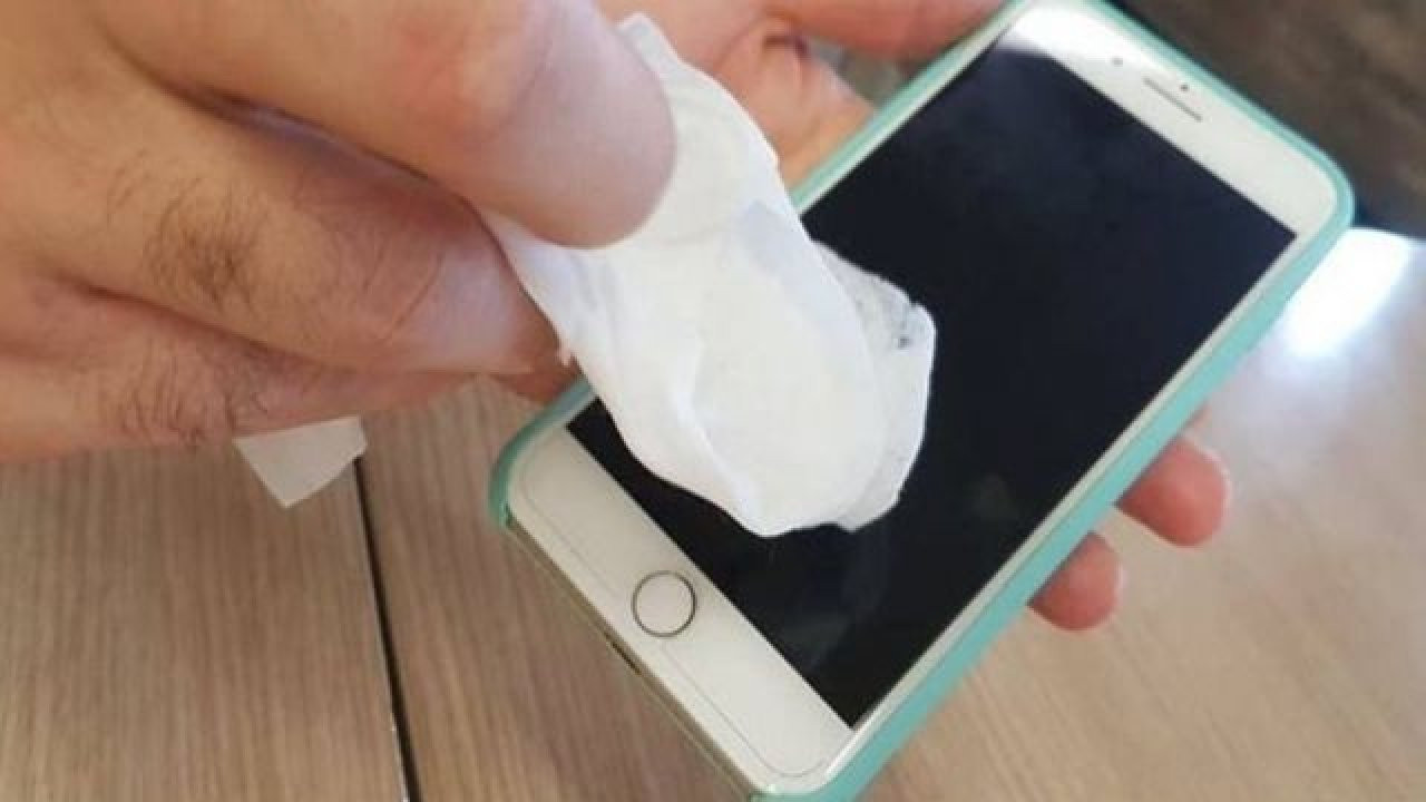 Cep telefonunuzu sakın böyle silmeyin - Ekrana verdiği zarar inanılmaz