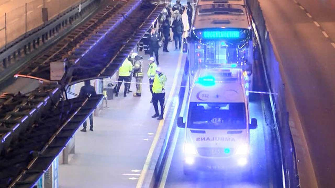Duraktaki yolcu, metrobüsün altında kalarak öldü