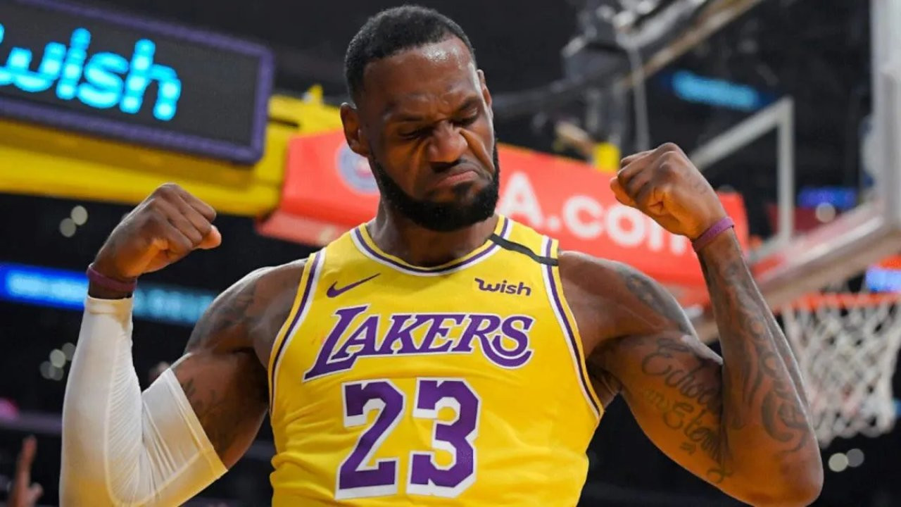 LeBron James, çifte rekorla NBA tarihine geçti