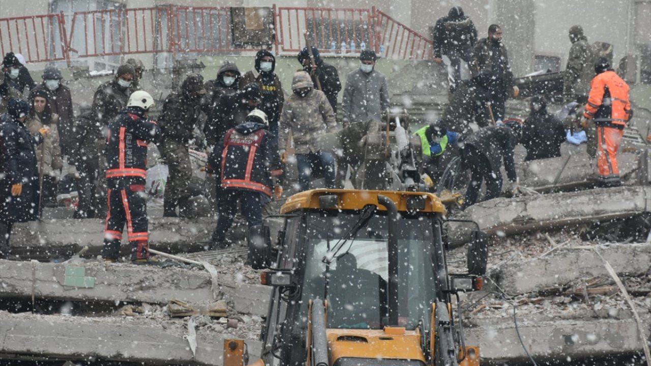 Deprem bölgesinde her yer kapalı, acil ihtiyaçlar karşılanamıyor