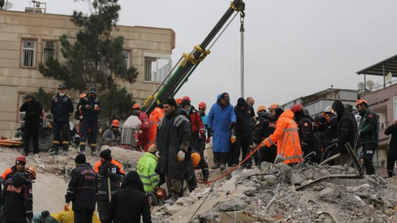 Maraş'ta enkaz altında kalan 40 güreşçiden sekizi kurtarıldı