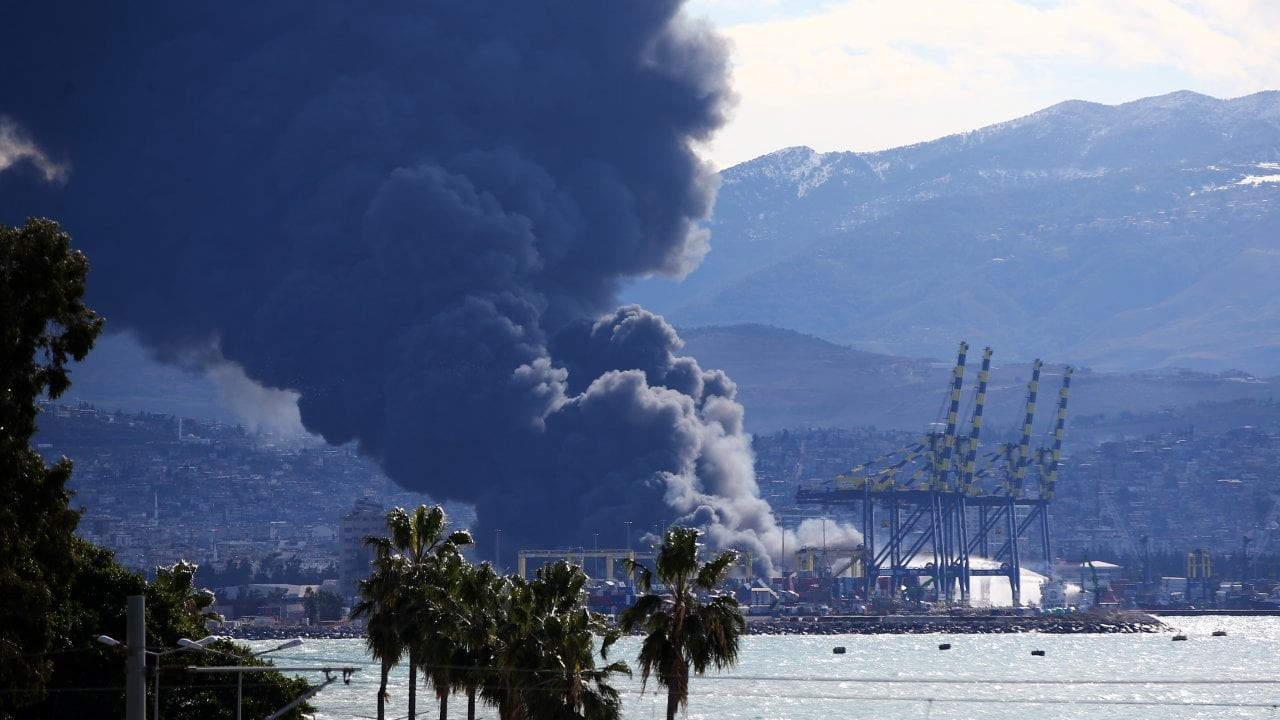 Limak'tan İskenderun Limanı açıklaması: Devrilen konteynerler yanıcı madde içeriyordu