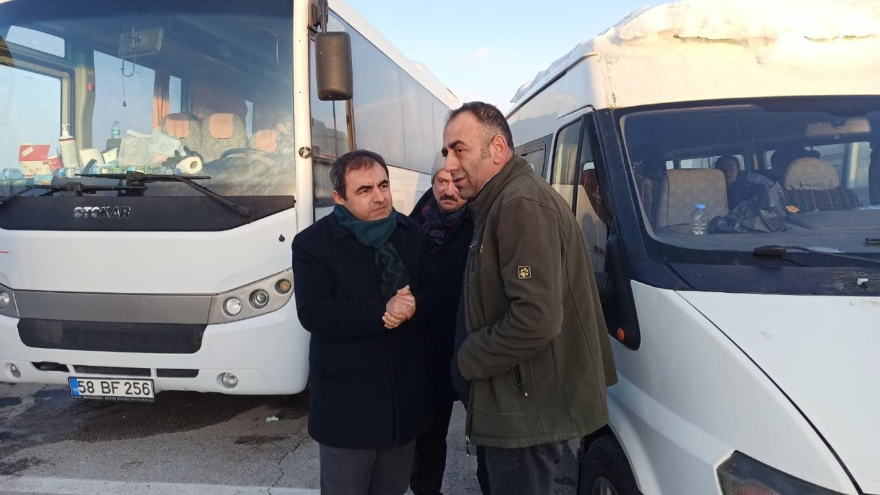 EMEP Genel Başkanı Akdeniz, Malatya’da: İnsanlar enkazda, Cumhurbaşkanı çıkmış 10 bin lira diyor