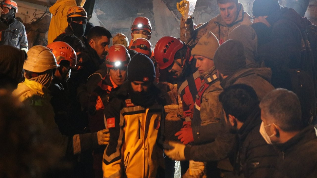 Diyarbakır ve Maraş'ta iki kişi 72 saat sonra enkazdan sağ çıkarıldı