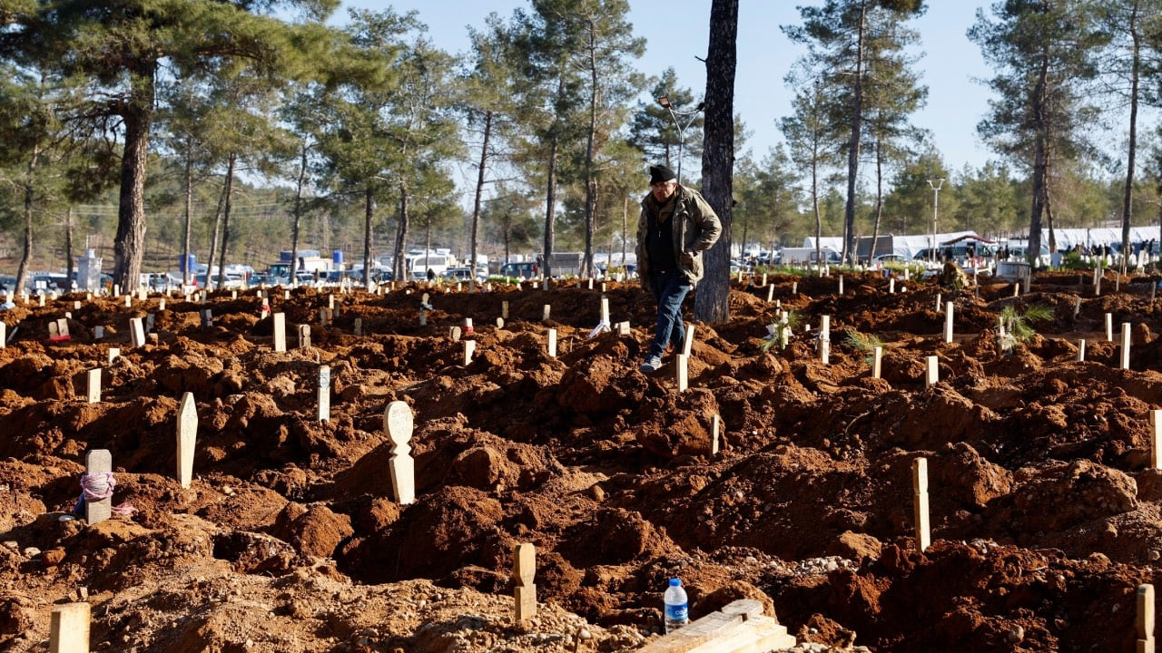 Depremin ardından cenazeler defnediliyor